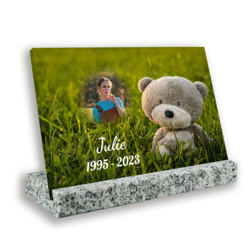 plaque funéraire personnalisée avec texte et photo socle granit gris tarn peluches dans l'herbe