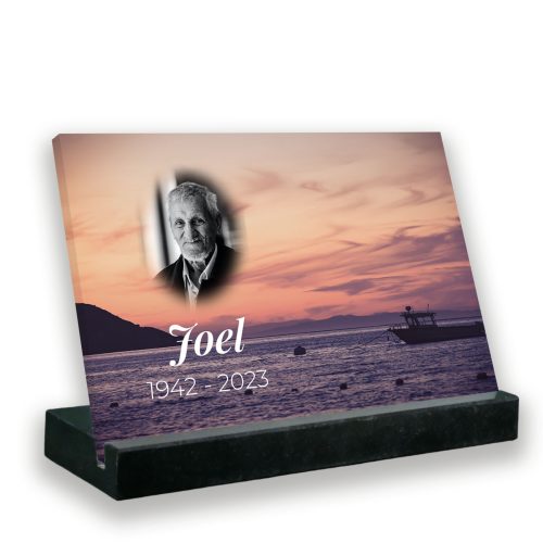plaque funéraire personnalisée avec texte et photo socle granit noir bateau de peche
