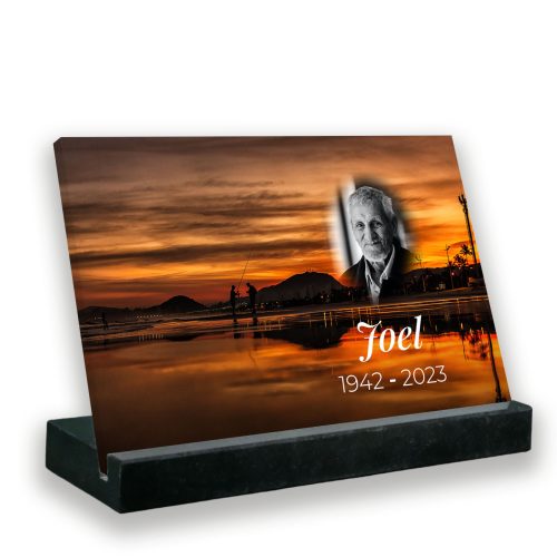 plaque funéraire personnalisée avec texte et photo socle granit noir pêcheurs