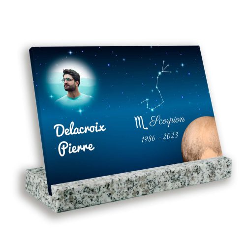 Plaque funéraire personnalisée thème scorpion socle en granit blanc avec texte et photo