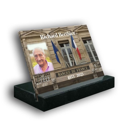 Plaque funéraire personnalisée thème banquier socle en granit noir avec texte et photo