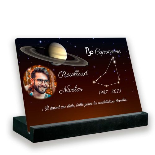 Plaque tombale personnalisée capricorne socle en granit noir texte