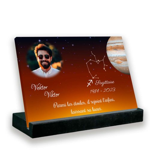 Plaque funéraire personnalisée thème sagittaire socle en granit noir avec texte et photo